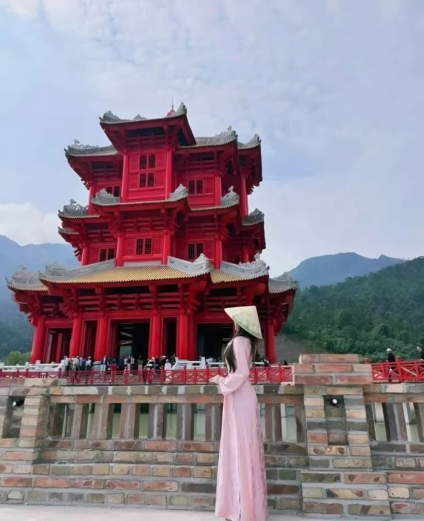 Tháp chuông Tây Yên Tử có gì mà dân tình rần rần kéo nhau đi check-in đầu năm?