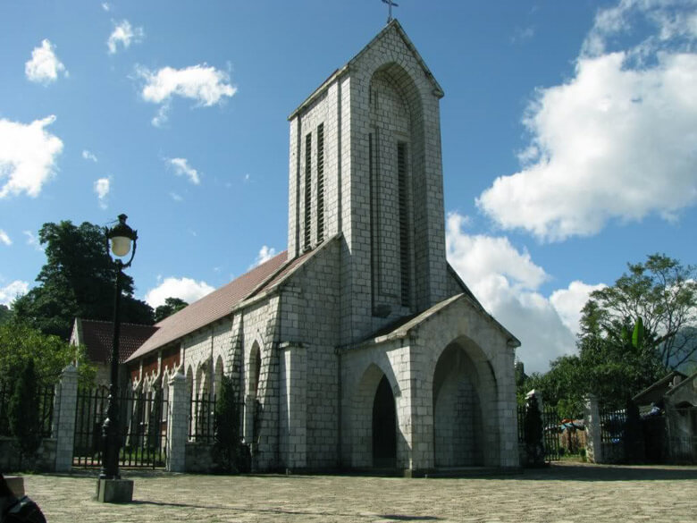 nhà thờ đá sapa