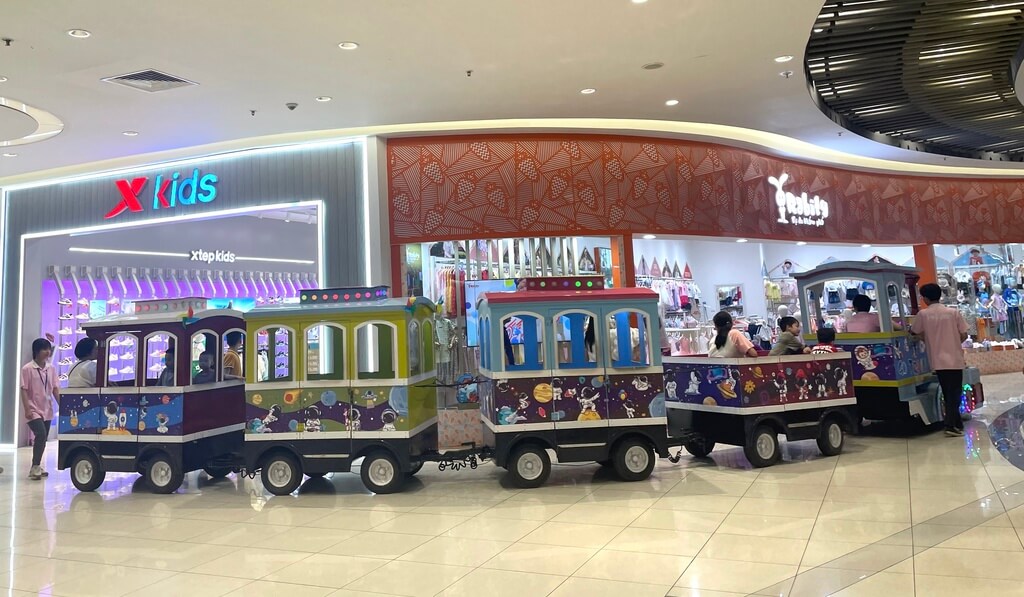 trò chơi đi tàu hỏa ở aeon mall long biên