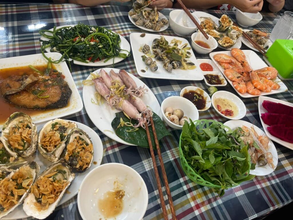 Kinh nghiệm du lịch Hà Nội – Quảng Bình – Huế 5, 6 ngày bằng ô tô tự lái: Lịch trình chi tiết 2 ăn hải sản ở cửa lò