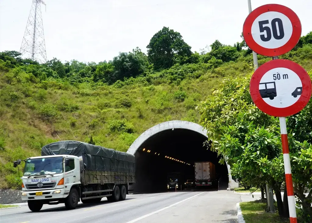 Kinh nghiệm du lịch Hà Nội – Quảng Bình – Huế 5, 6 ngày bằng ô tô tự lái: Lịch trình chi tiết 3 hầm đèo ngang